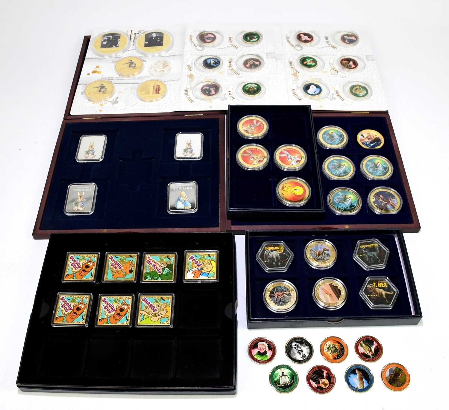 A miscellany of modern commemorative coins to include two Winston Churchill portraits of British