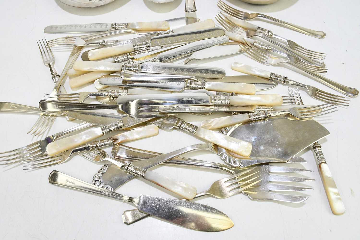 A small selection of silver plated flatware including serving slices, forks, etc. - Image 2 of 4