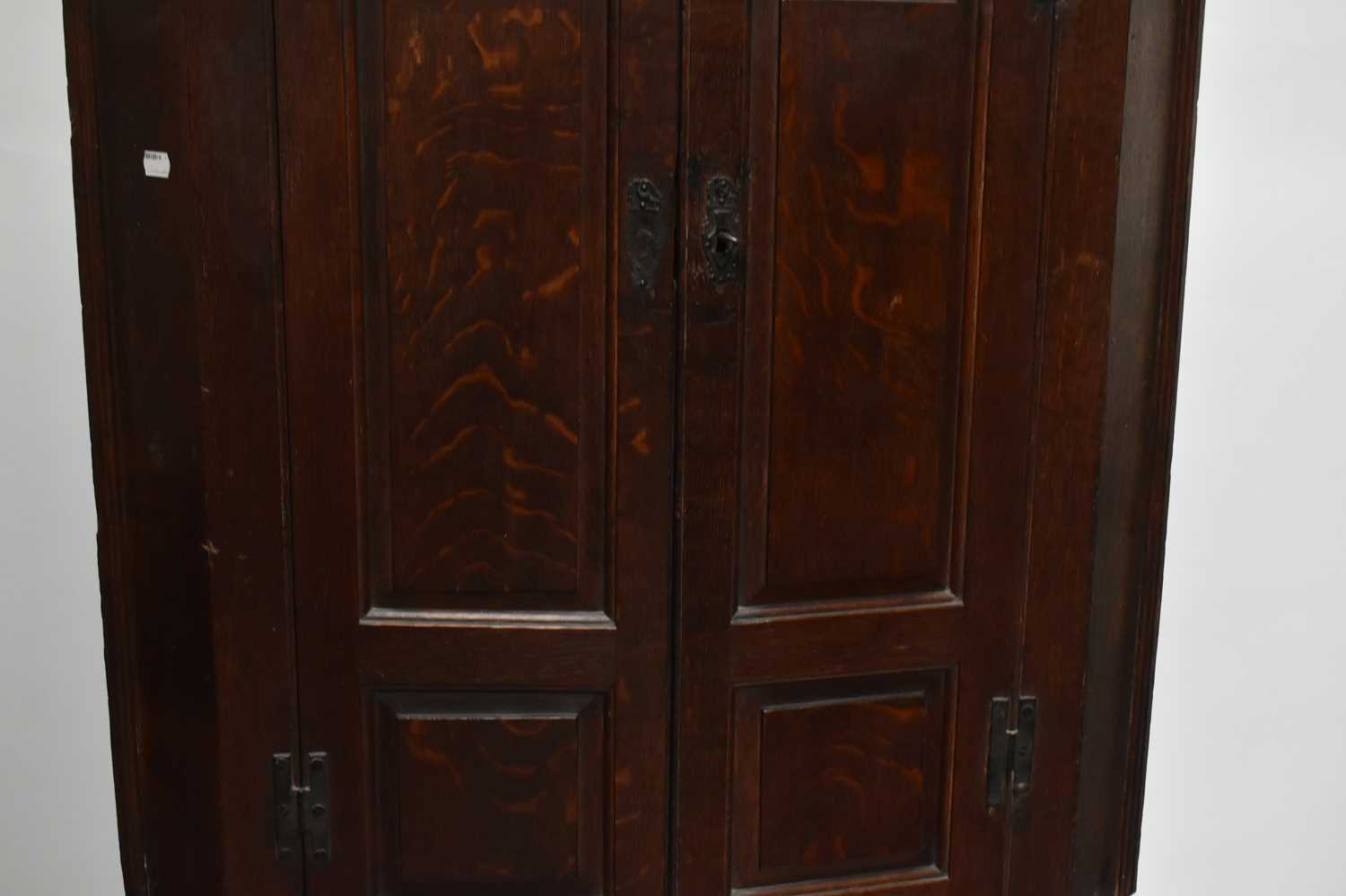 A Georgian oak freestanding corner cupboard with moulded cornice above a pair of arch shaped - Image 4 of 4