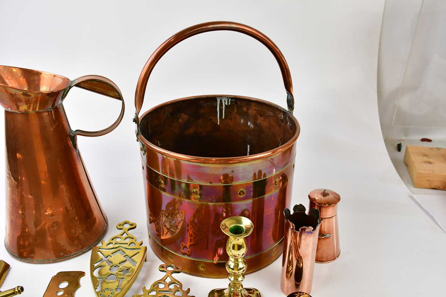 A small quantity of copper and brass to include a pair of brass candlesticks, a brass log bucket, - Image 6 of 6