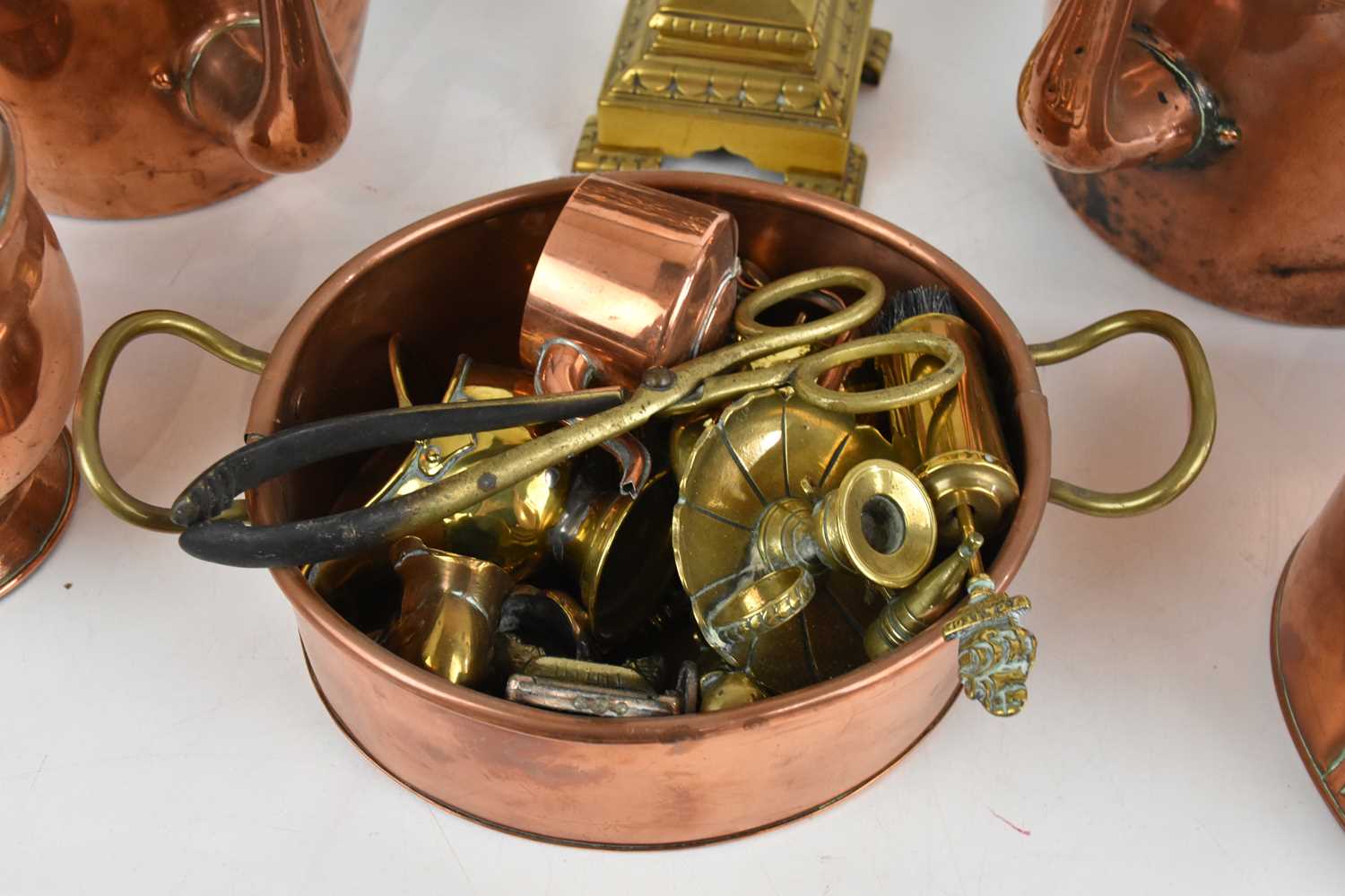 A small quantity of mixed copper and brass to include two kettles, a miniature coal bucket, etc. - Image 2 of 5