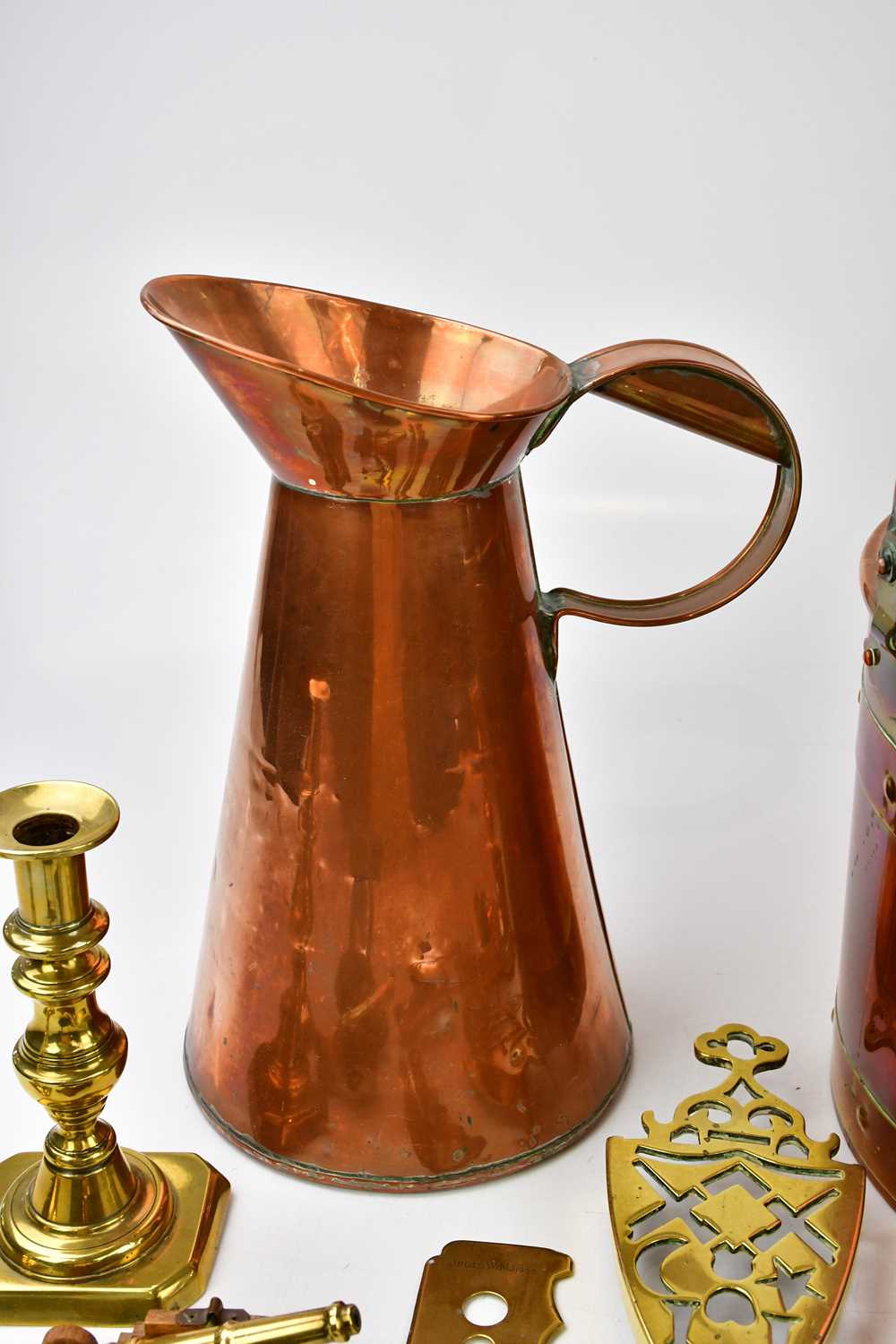 A small quantity of copper and brass to include a pair of brass candlesticks, a brass log bucket, - Image 5 of 6