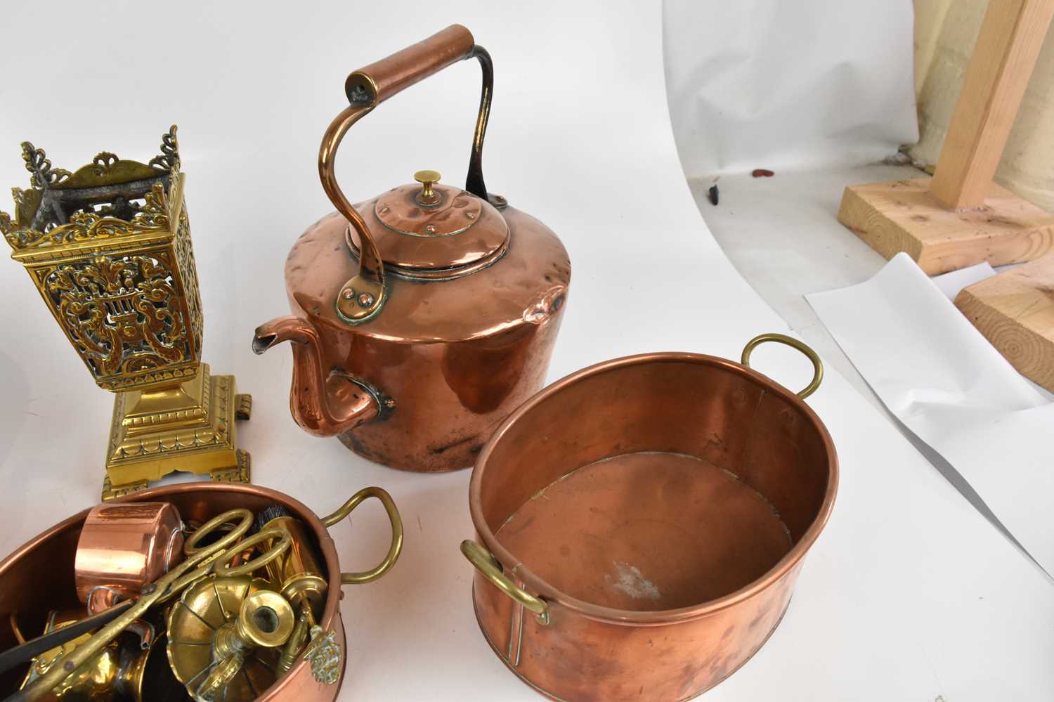 A small quantity of mixed copper and brass to include two kettles, a miniature coal bucket, etc. - Image 4 of 5