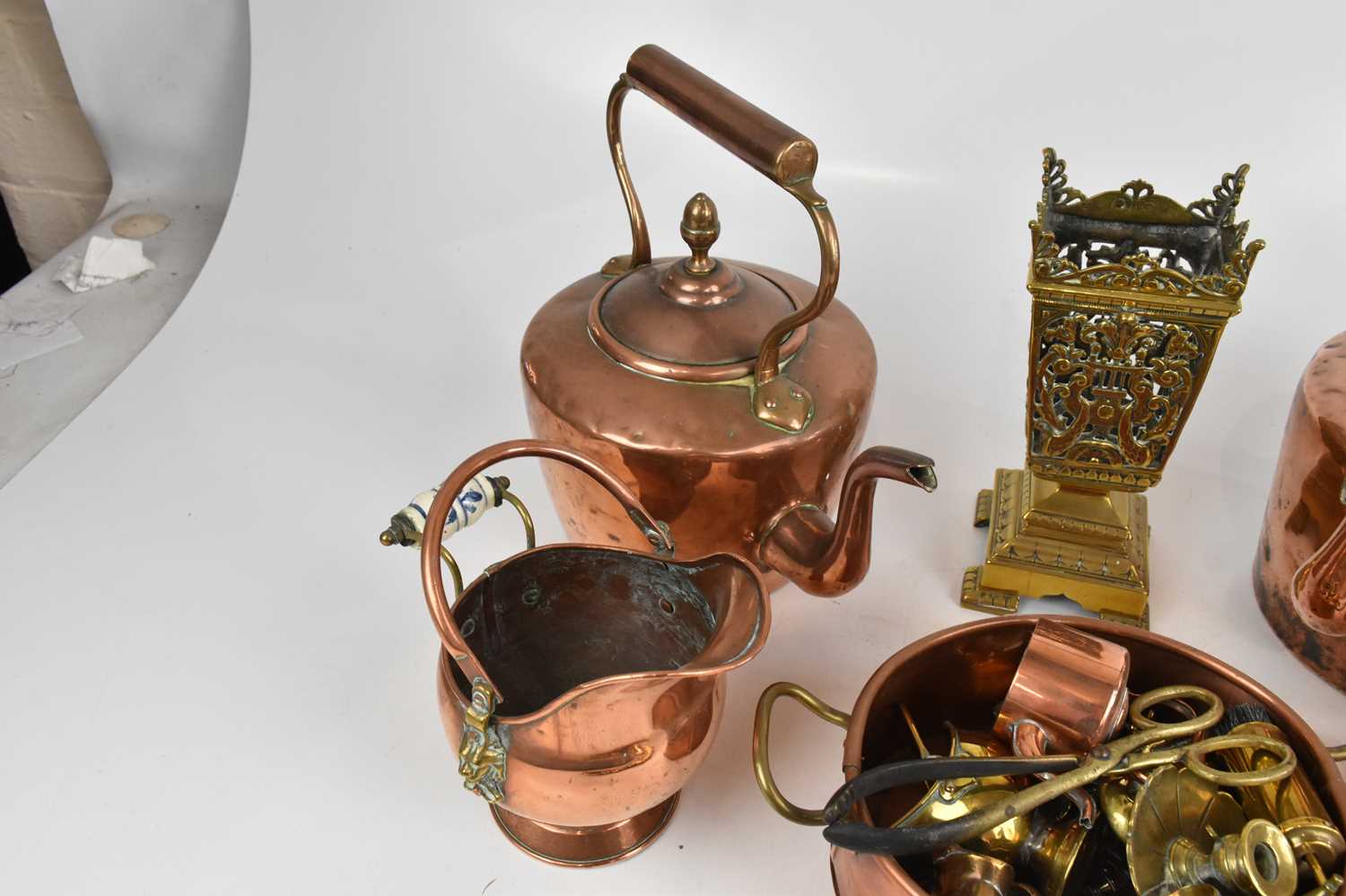 A small quantity of mixed copper and brass to include two kettles, a miniature coal bucket, etc. - Image 3 of 5