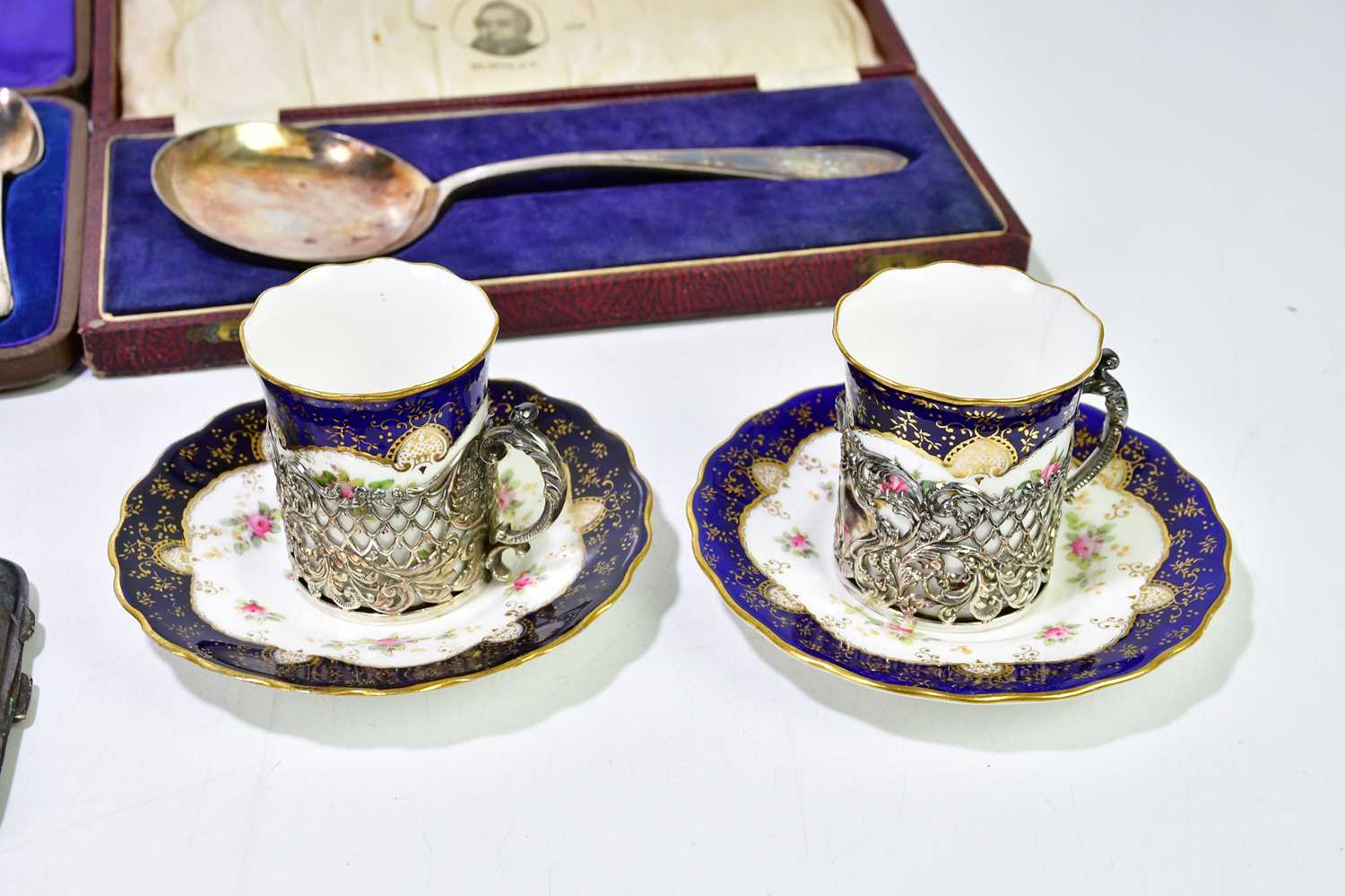A pair of hallmarked silver pierced cupholders with Coalport cups and saucers, Sheffield 1905/6, 1. - Image 2 of 6