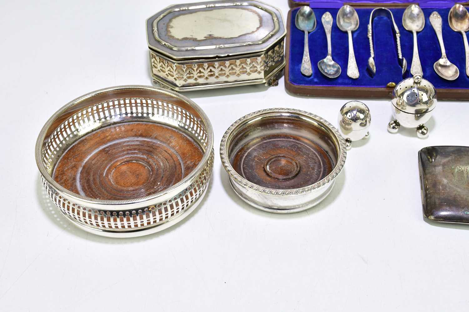 A pair of hallmarked silver pierced cupholders with Coalport cups and saucers, Sheffield 1905/6, 1. - Image 3 of 6