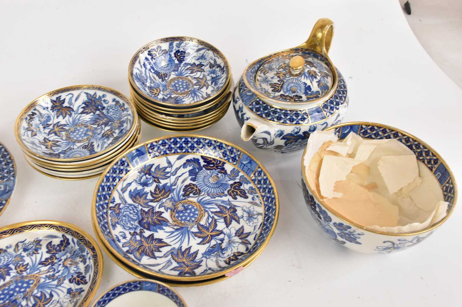A quantity of 19th century blue and white teaware to include cups, saucers, bowls, a teapot, etc. - Image 5 of 5