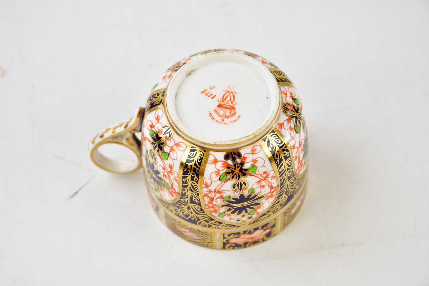 ROYAL CROWN DERBY; a group of Imari decorated wares, comprising three saucers, two side plates, a - Image 10 of 13