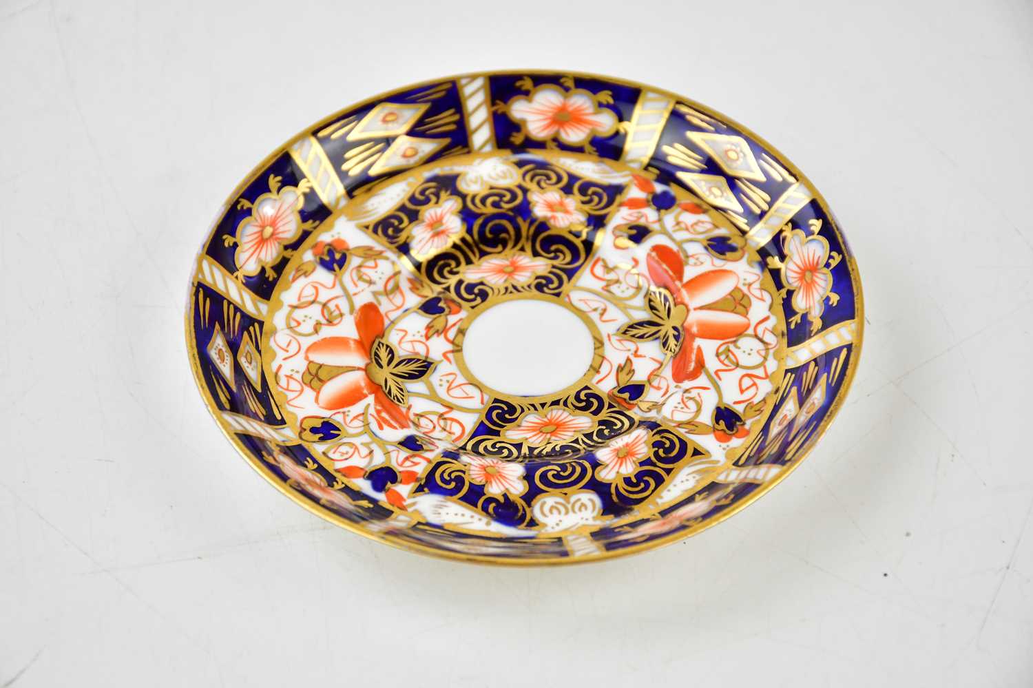 ROYAL CROWN DERBY; a group of Imari decorated wares, comprising three saucers, two side plates, a - Image 4 of 13