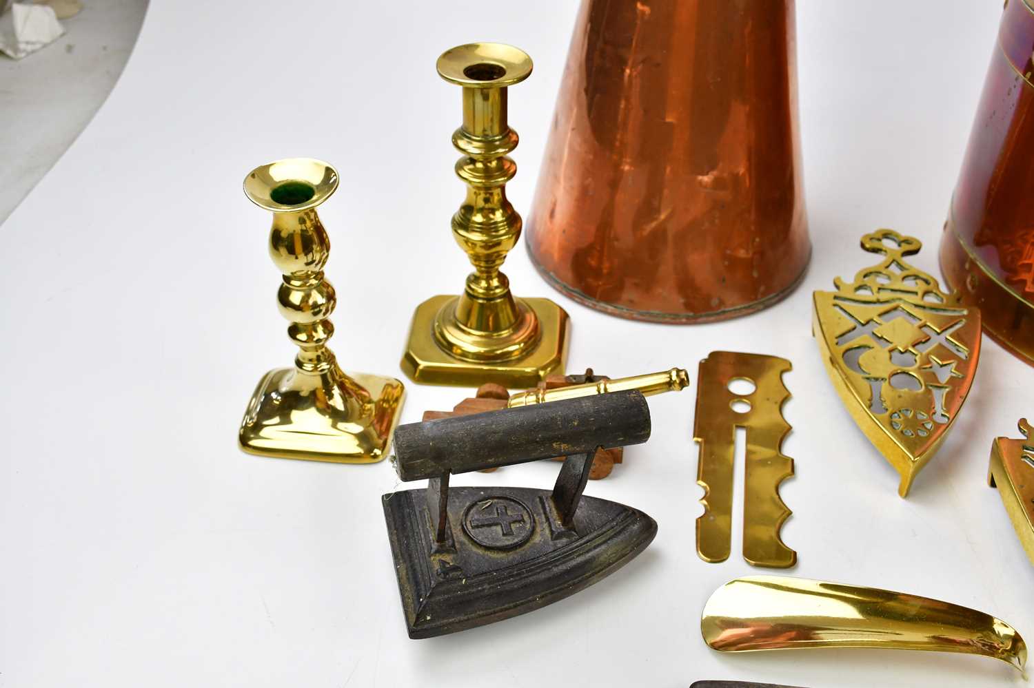 A small quantity of copper and brass to include a pair of brass candlesticks, a brass log bucket, - Image 4 of 6