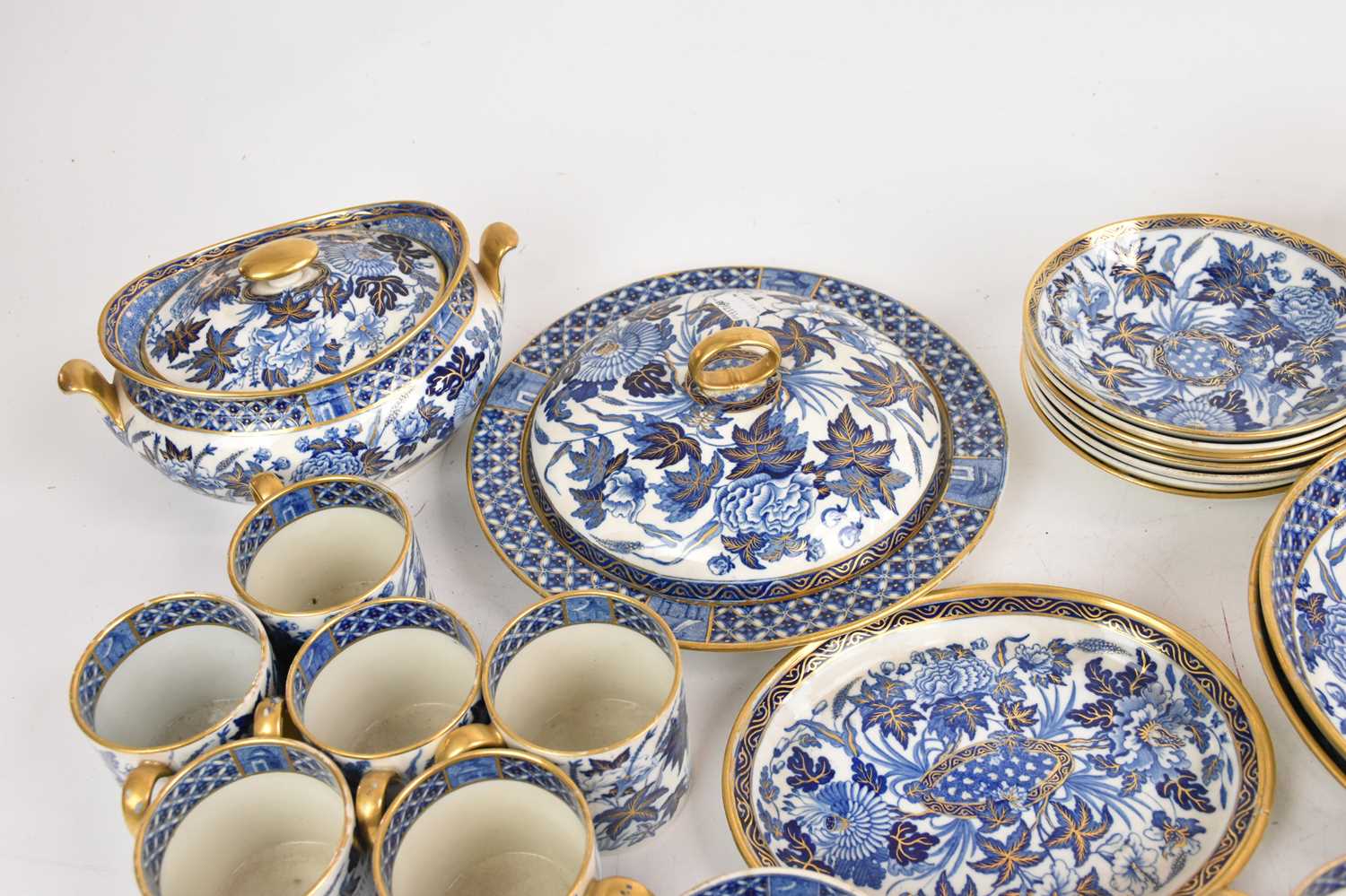 A quantity of 19th century blue and white teaware to include cups, saucers, bowls, a teapot, etc. - Image 4 of 5