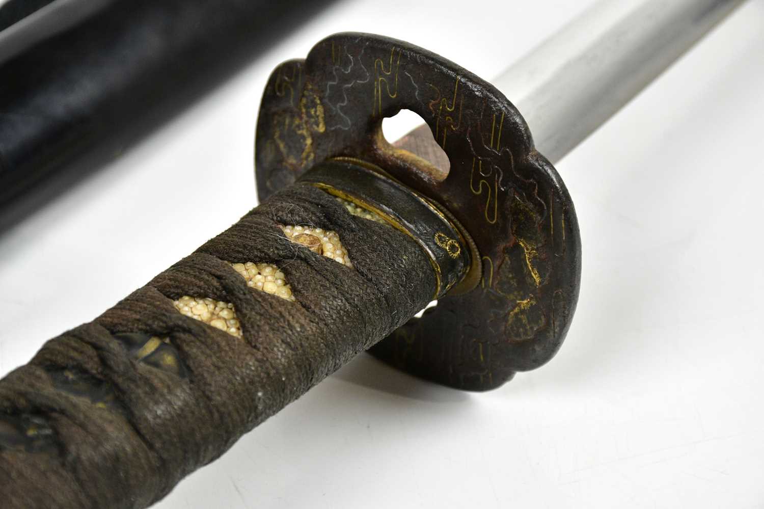 A Japanese Wakizashi sword, the shagreen grip with applied Menuki, above the Tsuba decorated with - Image 11 of 15