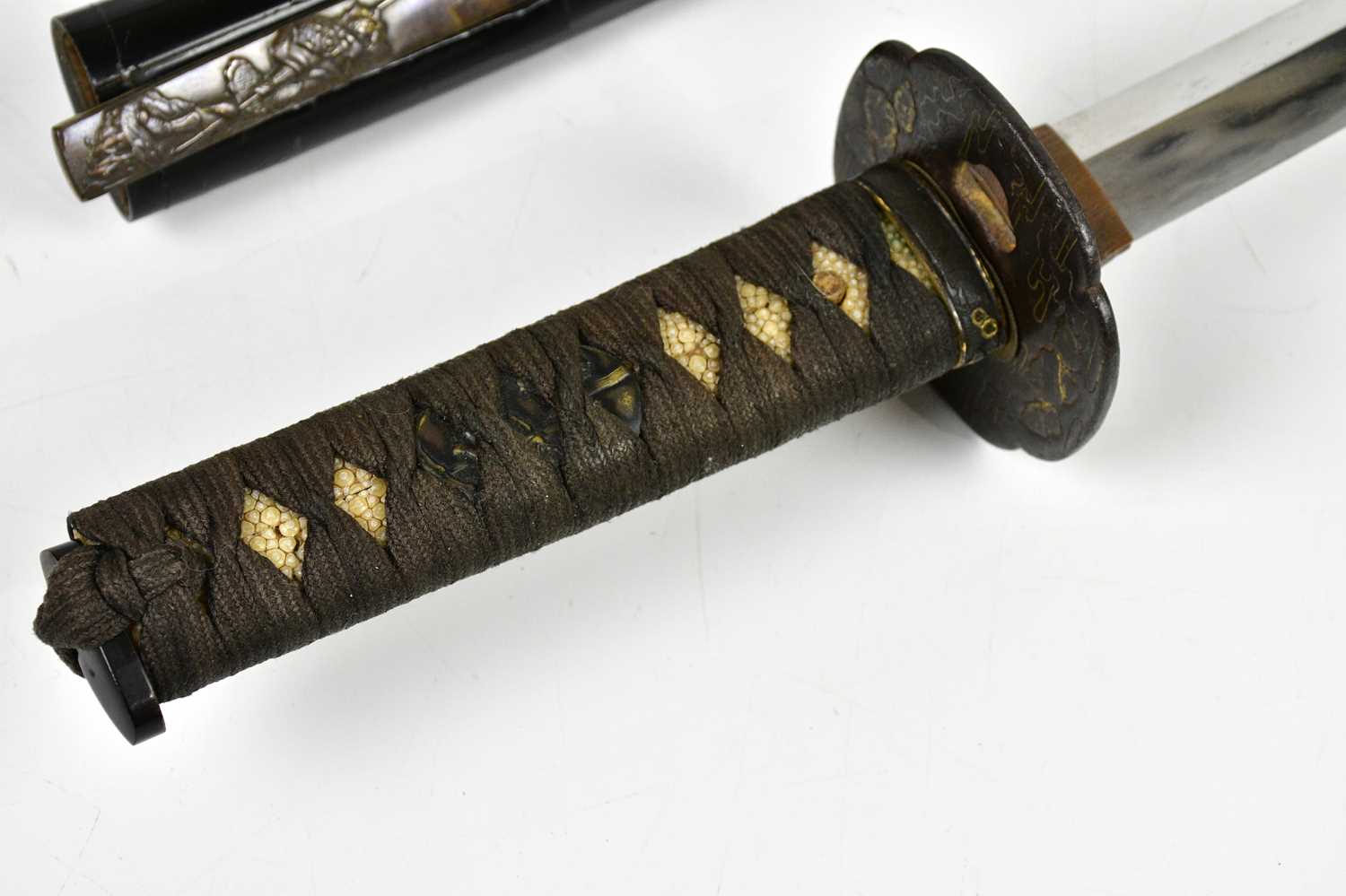 A Japanese Wakizashi sword, the shagreen grip with applied Menuki, above the Tsuba decorated with - Image 6 of 15