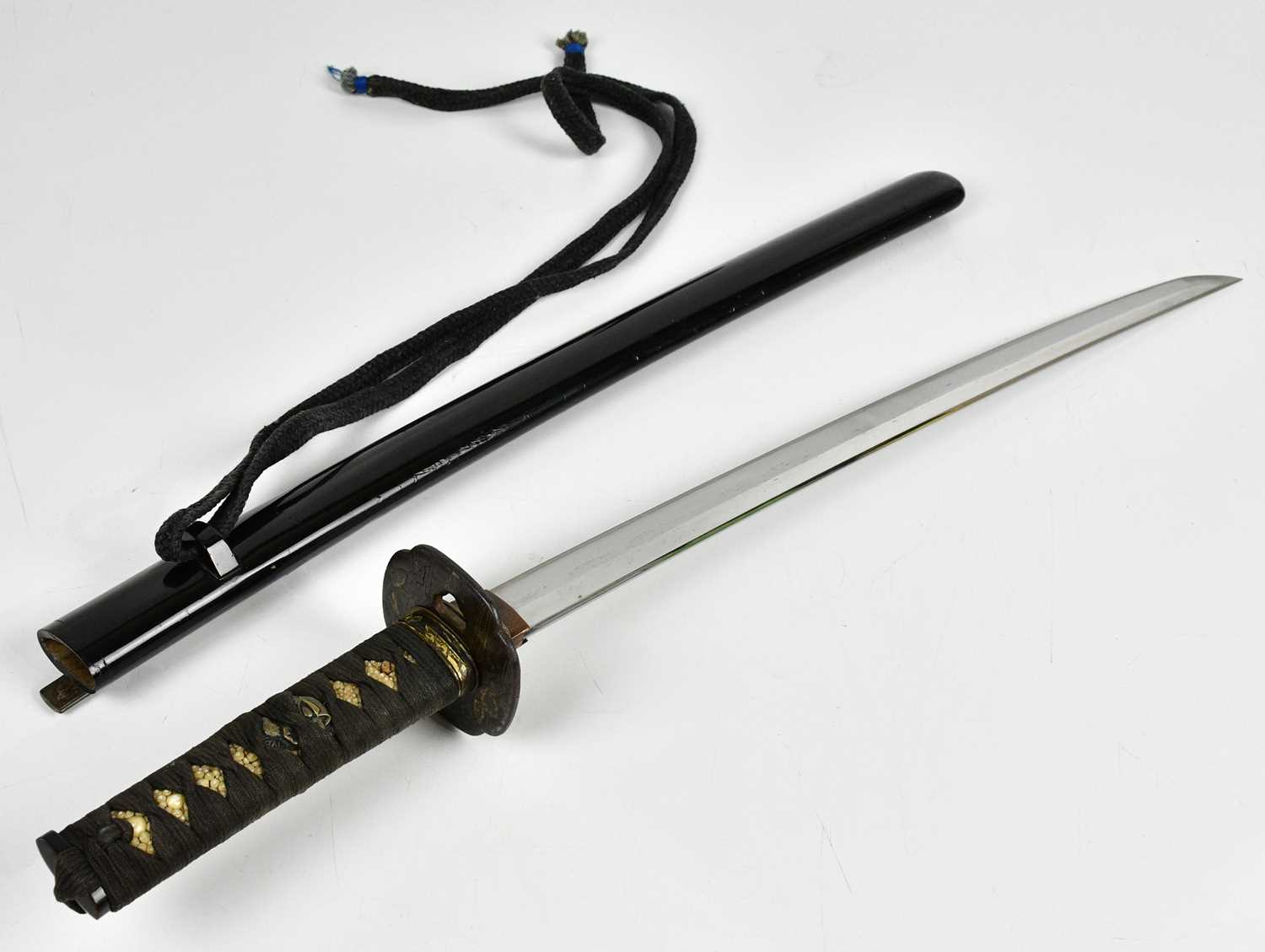 A Japanese Wakizashi sword, the shagreen grip with applied Menuki, above the Tsuba decorated with - Image 3 of 15