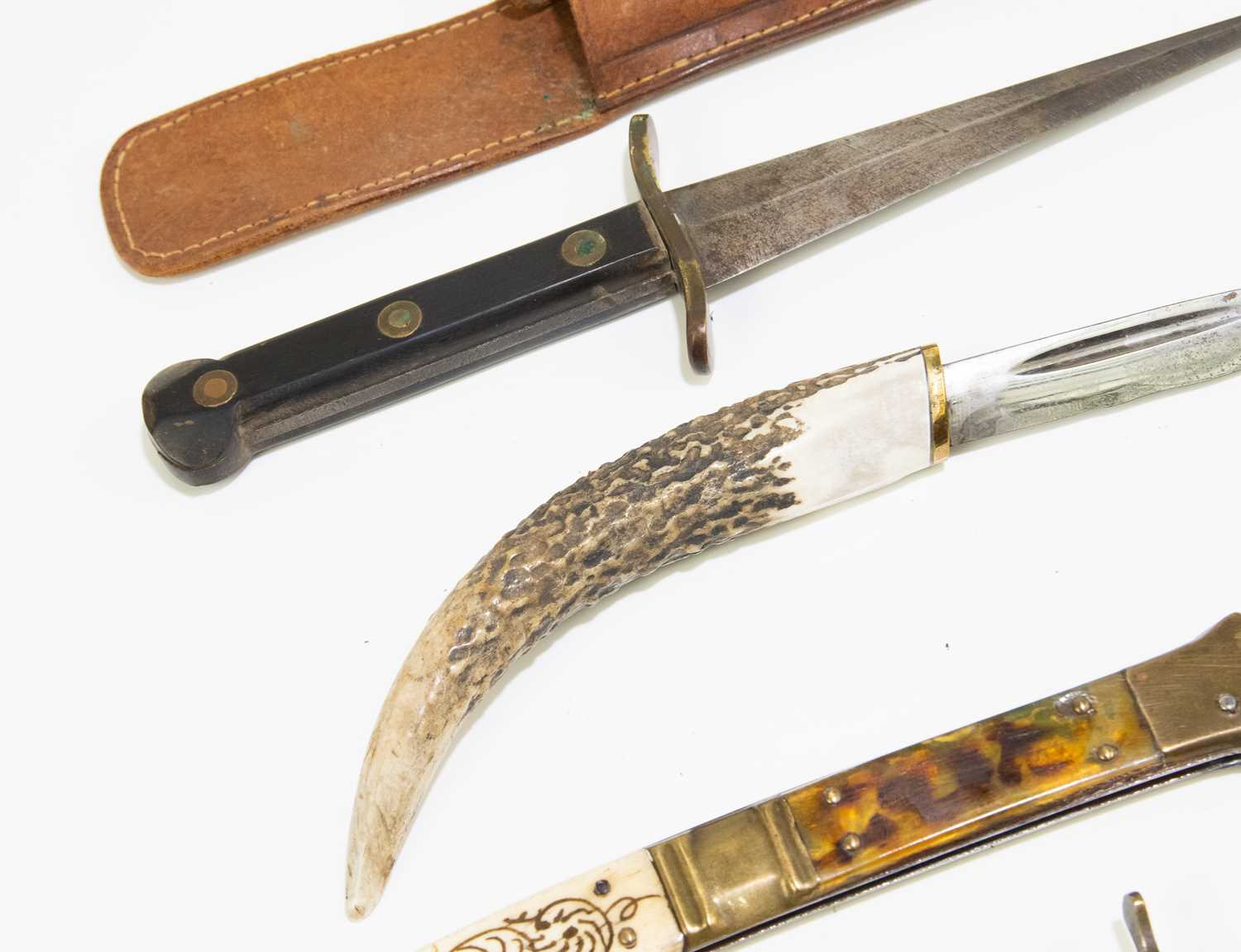 Five knives comprising a folding example with carved handle, a further example with a deer slot - Image 3 of 5
