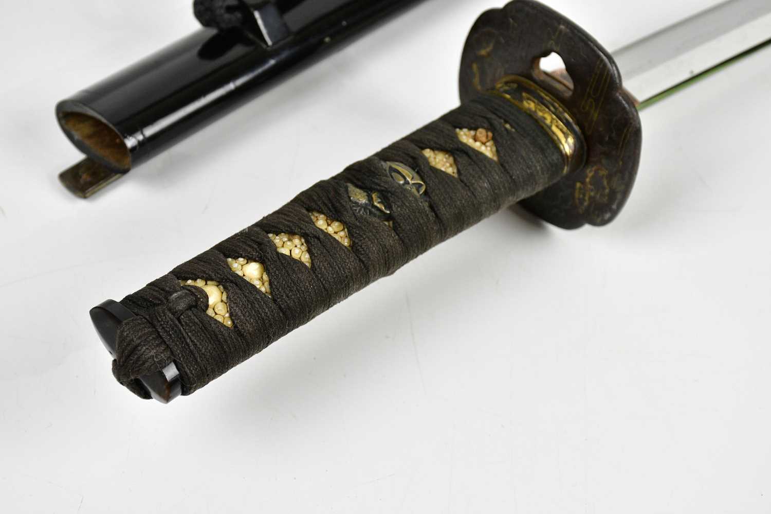 A Japanese Wakizashi sword, the shagreen grip with applied Menuki, above the Tsuba decorated with - Image 5 of 15