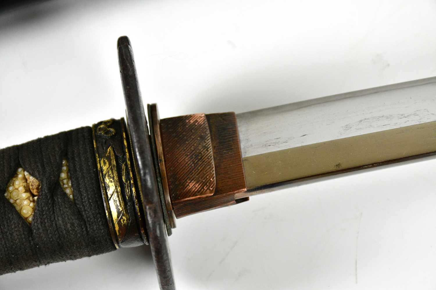A Japanese Wakizashi sword, the shagreen grip with applied Menuki, above the Tsuba decorated with - Image 7 of 15