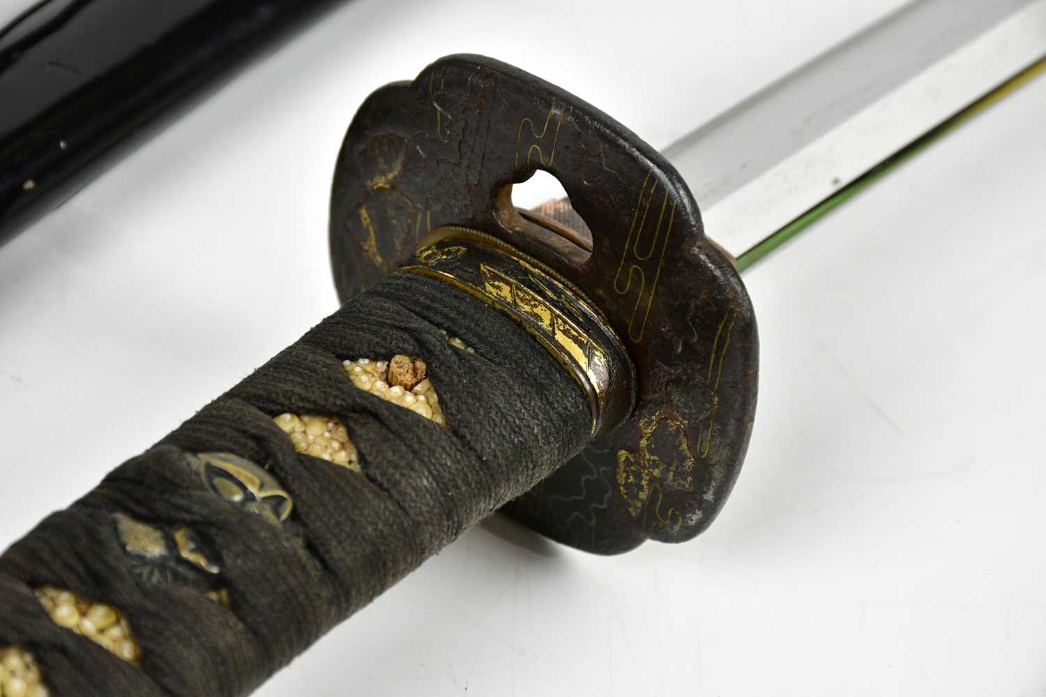 A Japanese Wakizashi sword, the shagreen grip with applied Menuki, above the Tsuba decorated with - Image 10 of 15