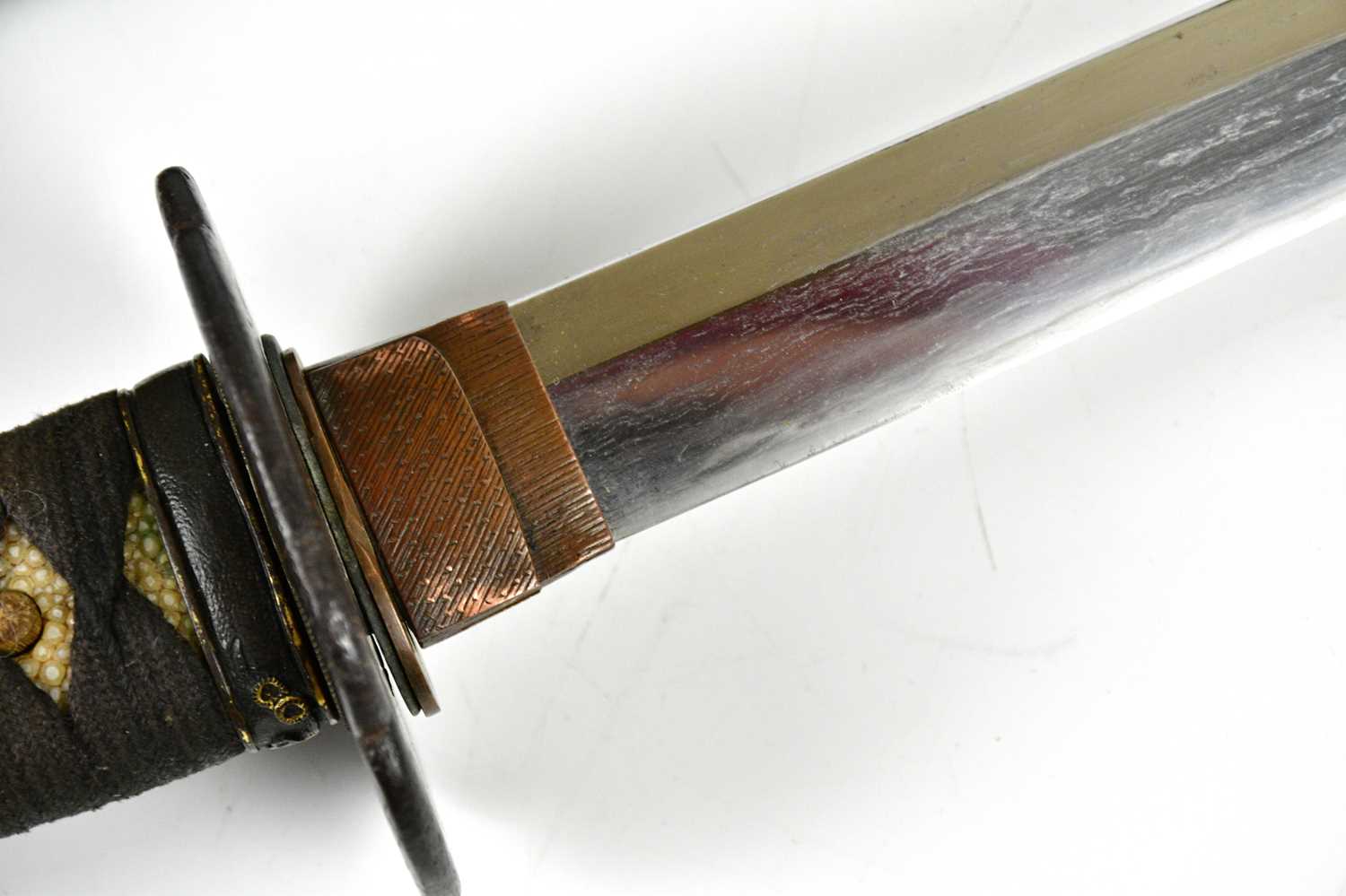 A Japanese Wakizashi sword, the shagreen grip with applied Menuki, above the Tsuba decorated with - Image 8 of 15
