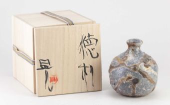 AKIRA SATAKE; a wood fired stoneware tokkuri, side fired on shells, height 12cm, with signed box.