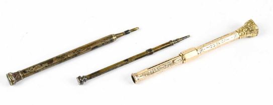 A 9ct yellow gold cased and metal core propelling pencil with hardstone set to the end terminal,