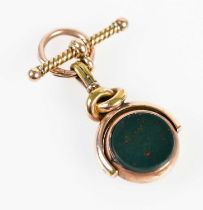 A yellow metal bloodstone swivel fob set with ring loop attachment and T-bar, combined approx 7.1g.