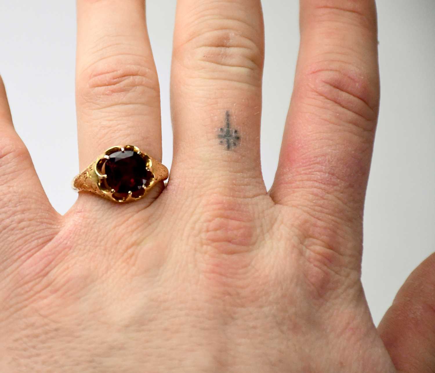An 18ct gold amethyst ring with claw set square cut amethyst, with patterned shoulders, size R, - Image 5 of 7