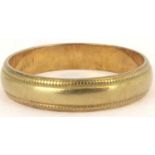 An 18ct gold band ring with beaded edging, size O, approx. 3.4g.