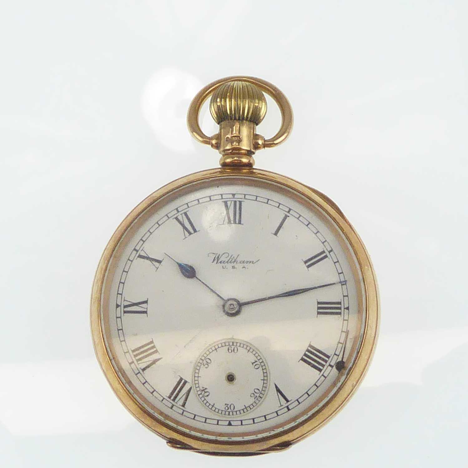 WALTHAM USA; a 9ct gold cased open face pocket watch, the white enamelled dial set with Roman - Image 2 of 3