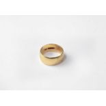 A 9ct yellow gold wedding band, size Y, approx. 8.3g.