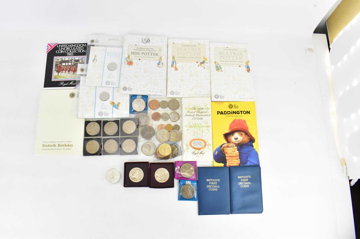 Mixed coins to include commemorative plaques, 'The 1989 United Kingdom Brilliant Uncirculated £2