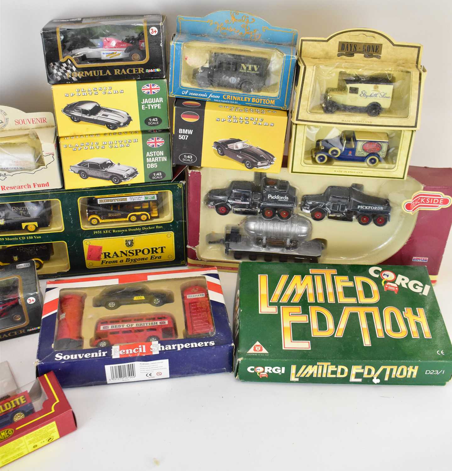 A quantity of modern boxed diecast vehicles to include Corgi Trackside limited edition Pickfords, - Image 3 of 9