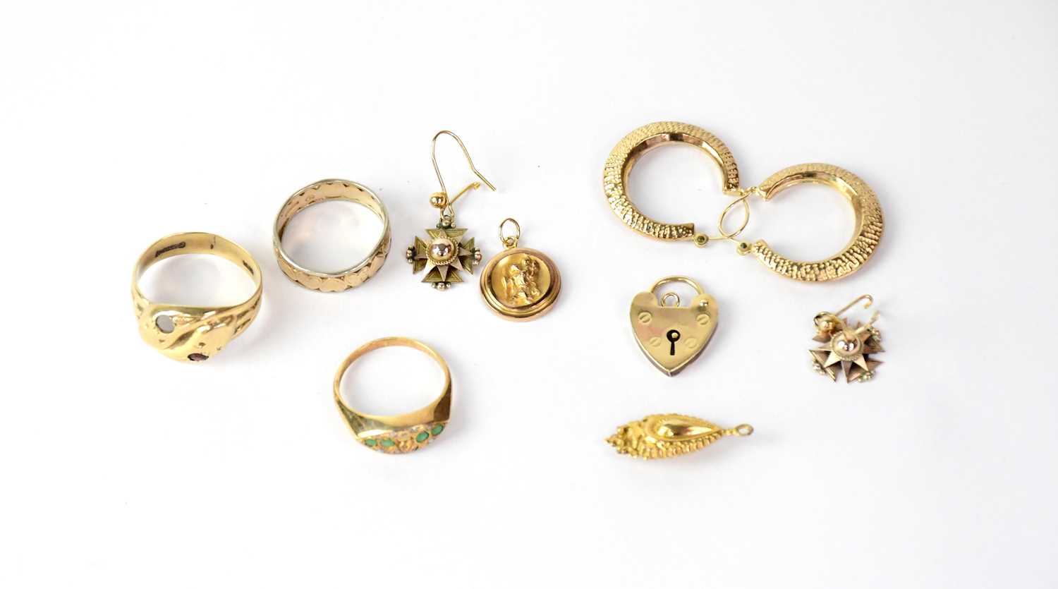 A collection of 9ct gold items to include a pair of hoop earrings, an emerald and diamond set