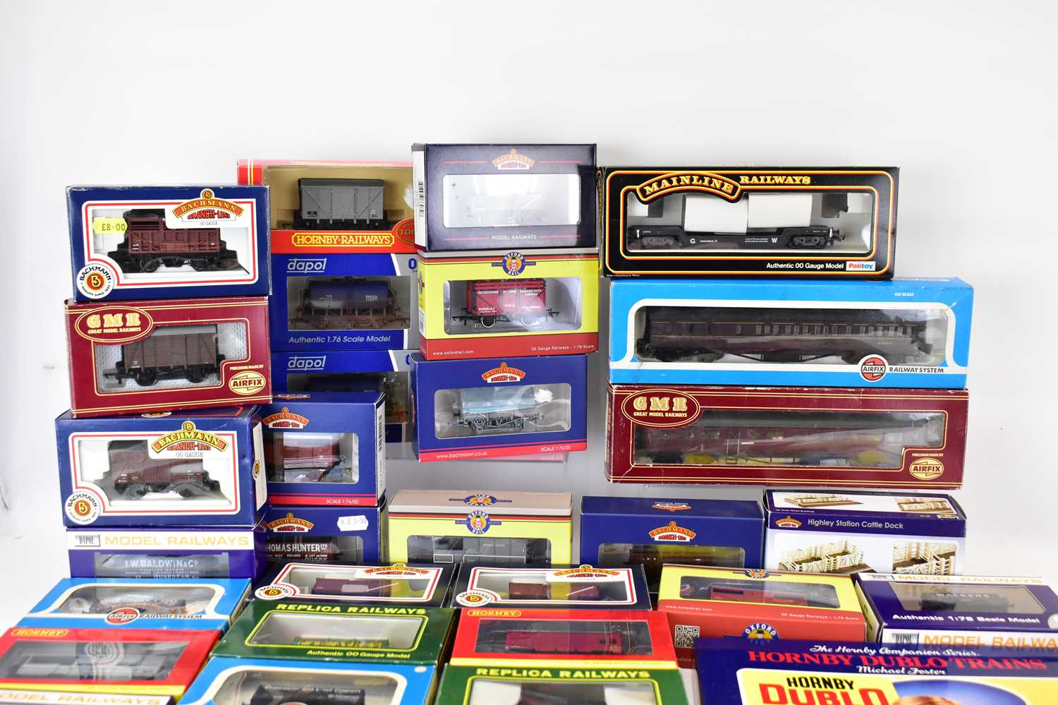 Thirty-one mixed company boxed OO gauge, track wagons, tanks, carriages, etc, to include Hornby, - Image 2 of 3