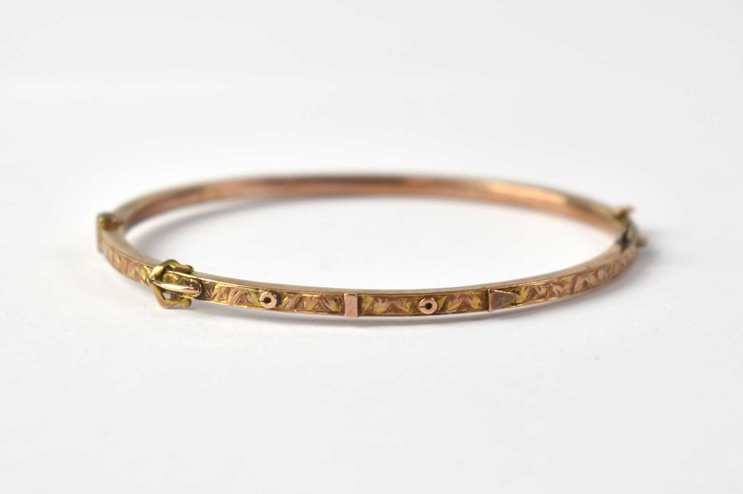 A Victorian yellow metal buckle bangle, approx. 4.88g.