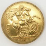 A George V sovereign 1913, George and Dragon, London Mint. Condition Report: 7.99g