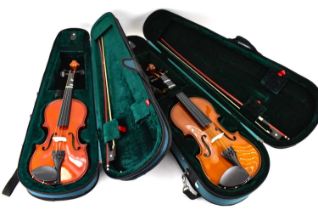 Two beginners' violins, half-size and quarter-size, both in carry cases (2).