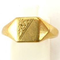 A 9ct gold gentlemen's vintage signet ring with half diagonal floral pattern, size K, approx. 3.5g.