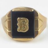 A gentlemen's 10k signet ring with black onyx panel inset with letter 'B', size R, approx. 4.2g.