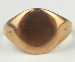 A 9ct rose gold gentlemen's signet ring, size T, approx. 4.48g.