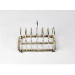 MAPPIN & WEBB; a George V hallmarked silver six-division toast rack, Sheffield 1923, approx. 5.