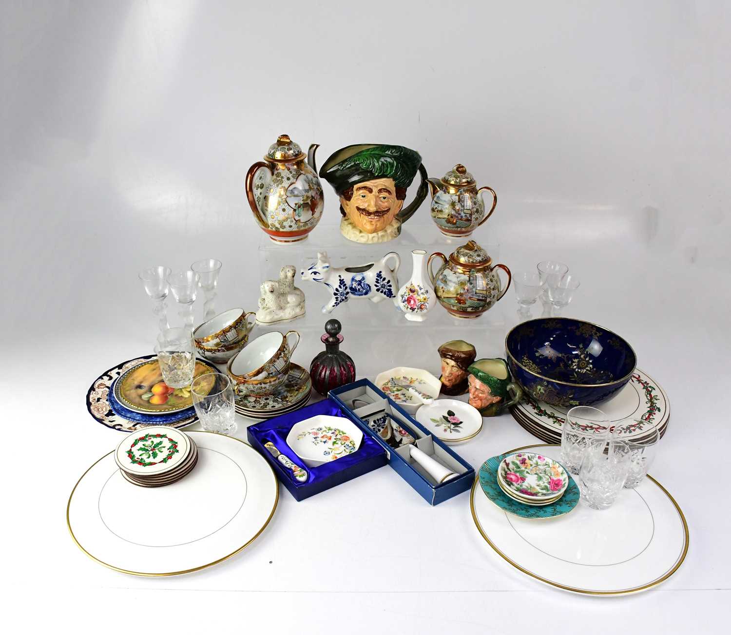A mixed lot of ceramics and glassware, to include Royal Doulton character jugs, Royal Worcester hand