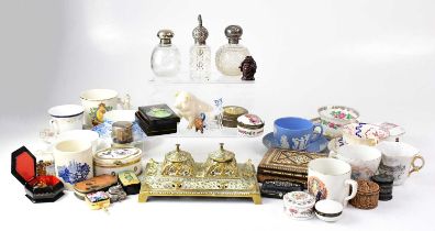 A collectors' lot comprising a pierced brass desk companion, various pill boxes, snuff boxes,