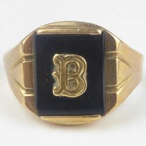 A gentlemen's 10k signet ring with black onyx panel inset with letter 'B', size R, approx. 4.2g.