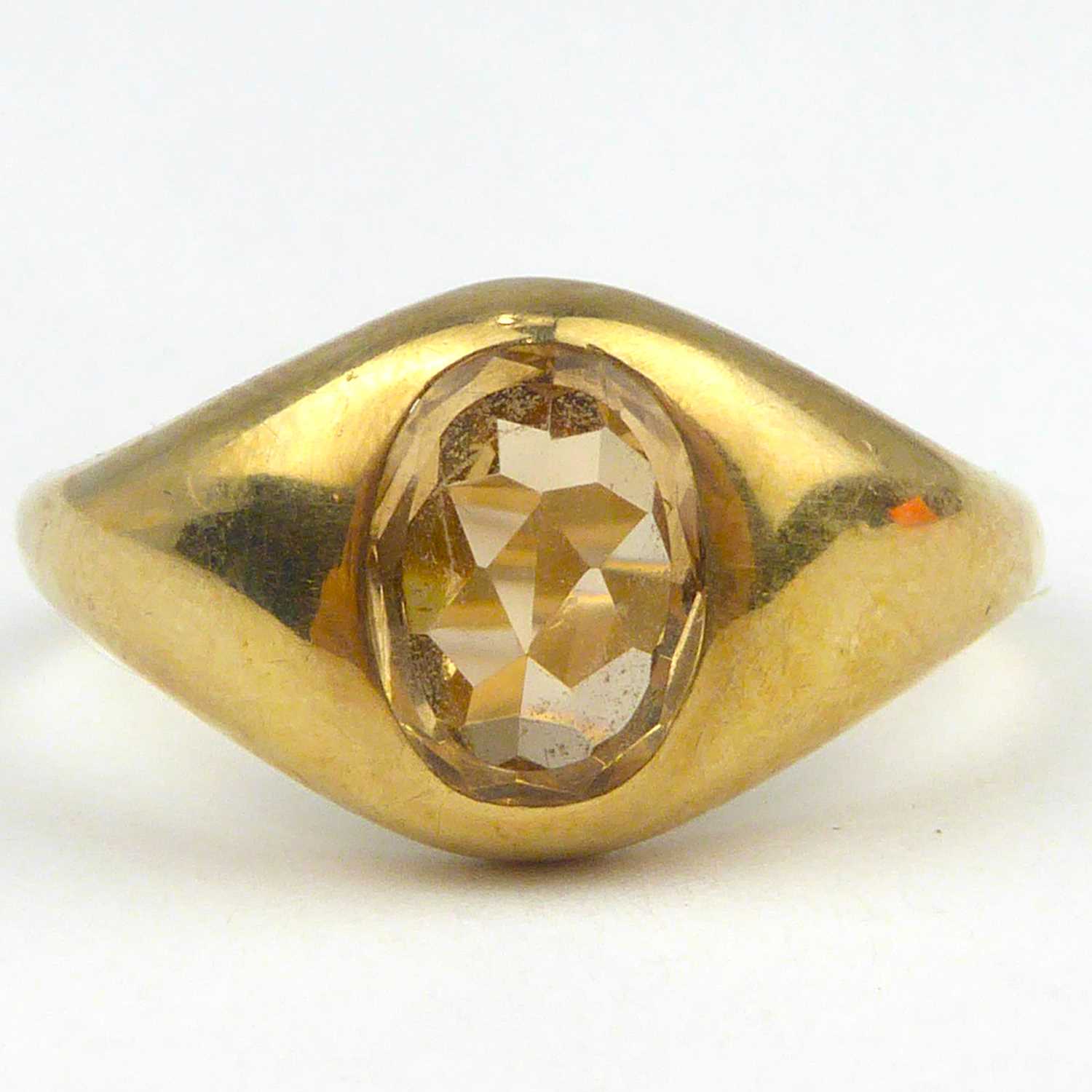 A 9ct gold gentlemen’s signet ring with central oval cut citrine stone ...