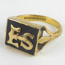 A 22ct rose gold ring with black panel and initials 'ES' in gold, with split shoulders, size O,
