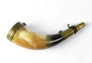 A horn powder flask, length approx. 19cm.