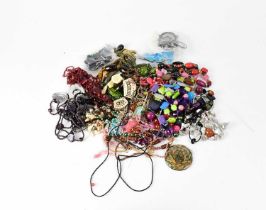 A large quantity of costume jewellery beads (7).
