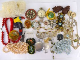 Various items of modern and vintage costume jewellery, to include necklaces, brooches, earrings, and