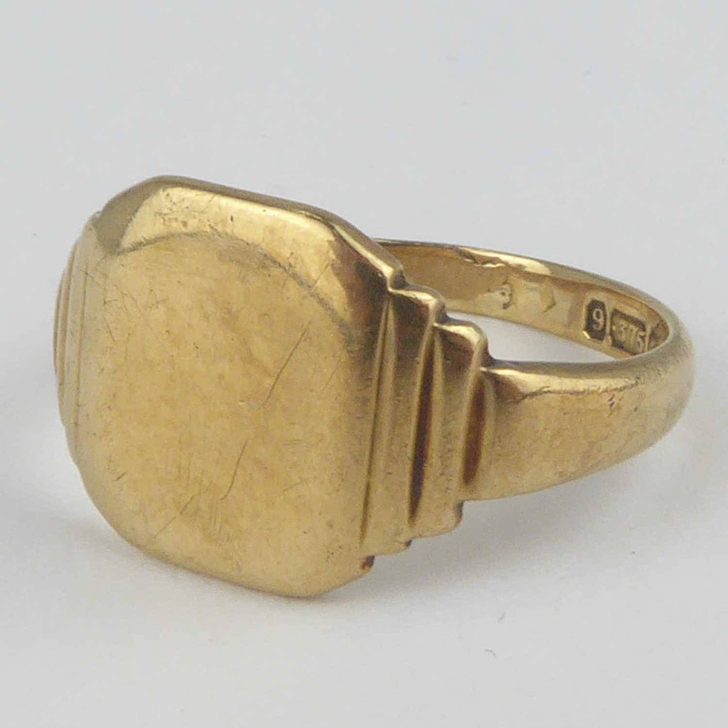 A vintage Art Deco 9ct gold signet ring with square table, size O, approx. 3.4g. - Image 2 of 4